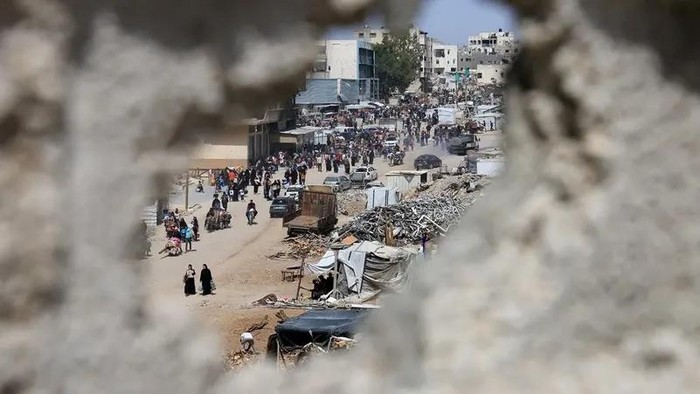 Palestinians make their way with belongings as they flee their homes after the Israeli military issued orders for evacuation from eastern Khan Younis, in the southern Gaza Strip, May 19, 2025. (Reuters)