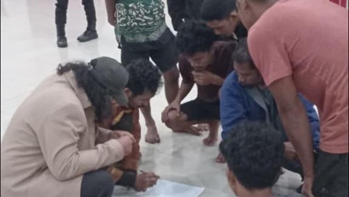 Warga Halmahera Timur yang diamankan polisi saat aksi tolak tambang.