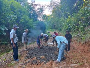 Jalan Rusak Selama 20 Tahun, Warga di Cigeulis Pandeglang Urunan Perbaiki