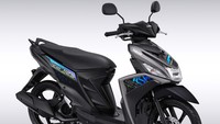 Metalic Black menghadirkan semangat berani dan energik. Perubahan desain grafis yang paling mencolok adalah pada fasia depannya yang kini mendapatkan sentuhan grafis berupa lekukan tegas disertai dengan ornamen segitiga berderet dan honeycomb. Foto: Yamaha