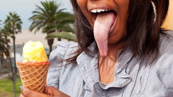 Chanel Tapper punya panjang lidah yang mencapai 9,75 cm. Kalau cuma menjilat hidung pakai lidah mah dia juaranya, pasti sampai! Foto: Guinness World Records via Bright Side