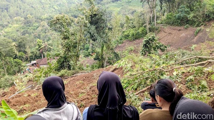 4 anjing pelacak dikerahkan cari korban longsor Trenggalek