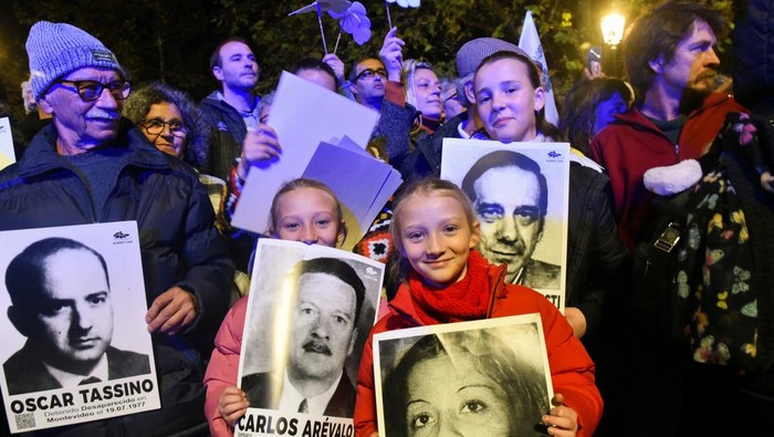Aksi Hening Warga Uruguay Peringati Marcha del Silencio ke-30 Warga Uruguay gelar Marcha del Silencio ke-30 di Montevideo. Mereka membawa potret korban hilang era diktator 1973β1985, tuntut keadilan yang belum tuntas.