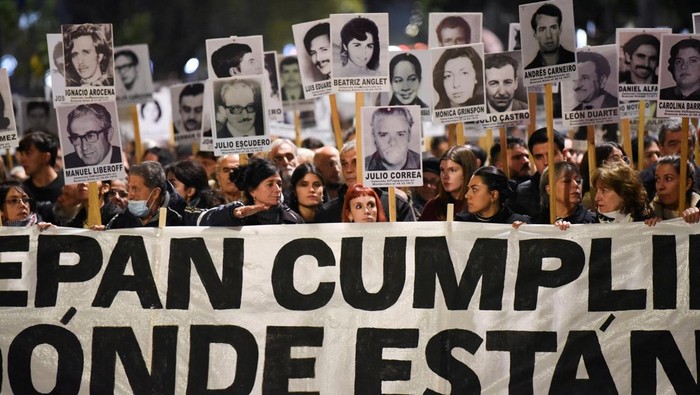Aksi Hening Warga Uruguay Peringati Marcha del Silencio ke-30 Warga Uruguay gelar Marcha del Silencio ke-30 di Montevideo. Mereka membawa potret korban hilang era diktator 1973β1985, tuntut keadilan yang belum tuntas.