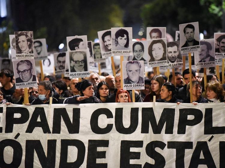 Aksi Hening Warga Uruguay Peringati Marcha del Silencio ke-30