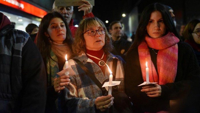 Warga Uruguay gelar Marcha del Silencio ke-30 di Montevideo. Mereka membawa potret korban hilang era diktator 1973–1985, tuntut keadilan yang belum tuntas.