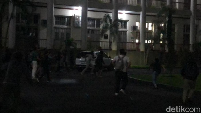 Aksi mahasiswa UGM kejar mobil Rektor, Rabu (21/5/2025) petang. Aksi mahasiswa UGM kejar mobil Rektor, Rabu (21/5/2025) petang.