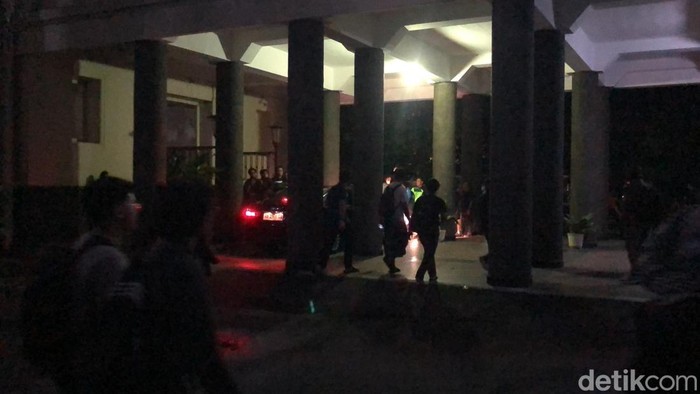Aksi mahasiswa UGM kejar mobil Rektor, Rabu (21/5/2025) petang.