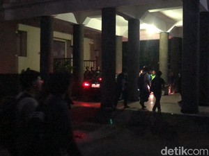Massa Mahasiswa UGM Kejar Mobil Rektor Dipicu Kecewa Diskusi Ditutup