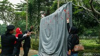 Para aktivis 98 bersama keluarga korban menggelar aksi tabur bunga memperingati tepat lengsernya presiden Soeharto yang mundur dari jabatannya pada 21 Mei 1998. 