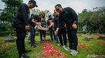 Aktivis dan Keluarga Korban Kenang Tragedi 98 di TPU Pondok Ranggon