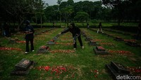 Sejumlah aktivis dari berbagai elemen dan keluarga korban menggelar aksi tabur bunga di makam korban tragedi 98 TPU Pondok Ranggon, Jakarta, Rabu (21/5/2025).  