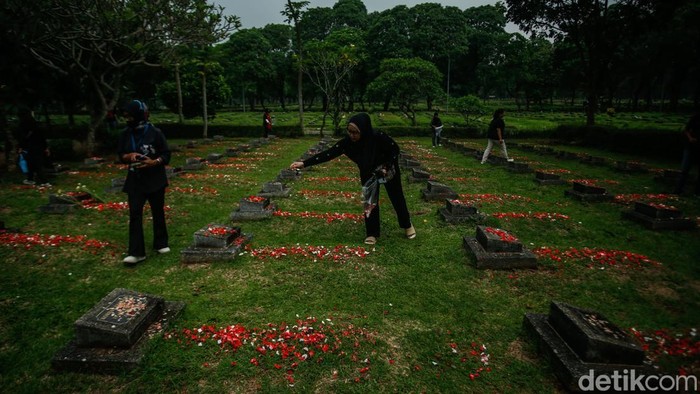 Sejumlah aktivis dari berbagai elemen dan keluarga korban menggelar aksi tabur bunga di makam korban tragedi 98 TPU Pondok Ranggon, Jakarta, Rabu (21/5/2025).