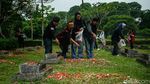 Aktivis dan Keluarga Korban Kenang Tragedi 98 di TPU Pondok Ranggon