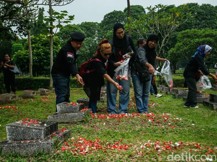 Aktivis dan Keluarga Korban Kenang Tragedi 98 di TPU Pondok Ranggon
