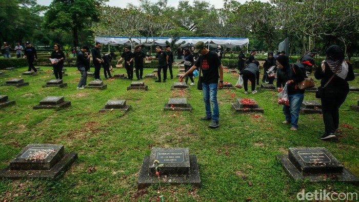 Sejumlah aktivis dari berbagai elemen dan keluarga korban menggelar aksi tabur bunga di makam korban tragedi 98 TPU Pondok Ranggon, Jakarta, Rabu (21/5/2025).