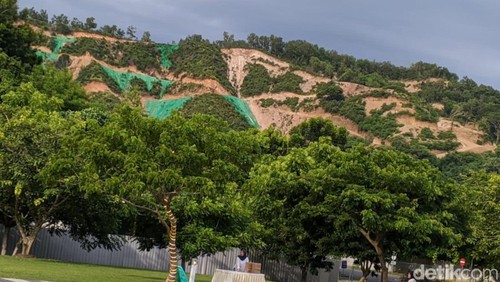 Aktivitas pengerukan bukit yang hendak dibangunkan vila di Kawasan Ekonomi Khusus (KEK) Mandalika, Lombok Tengah, Rabu (21/5/2025). (Edi Suryansyah/detikBali)