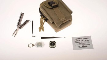 Dirancang untuk digunakan oleh personel operasi khusus, perlengkapan ini berisi sejumlah peralatan bertahan hidup, termasuk kawat berlian untuk memotong logam, peralatan memancing, pisau keramik, pembuka kaleng, kunci gembok, dan peralatan mini-Leatherman. Foto: Boredpanda