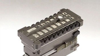 Teknisi CIA pada 1960-an menggunakan perangkat dengan piktogram untuk melacak pergerakan musuh di Jalur Ho Chi Minh. Perangkat ini menampilkan simbol untuk pasukan, truk, sepeda, tank, hingga gajah, dengan kenop untuk menghitung dan mengirim data ke pesawat. Namun, sulit mendapatkan data akurat karena kondisi lapangan di Asia Tenggara. Foto: Boredpanda