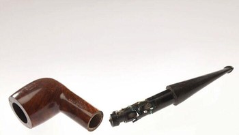 Penerima radio subminiatur disembunyikan dalam pipa yang dimodifikasi ini. Pengguna mendengar suara melalui konduksi tulang dari rahang ke liang telinga. Foto: Boredpanda