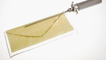 Selama Perang Dunia II, orang menggunakan alat penjepit khusus ini untuk mengambil surat dari amplop tanpa membuka segelnya. Dengan memasukkannya ke celah yang tidak tertutup di bagian atas penutup amplop, orang dapat melilitkan surat di sekitar penjepit dan mengeluarkan surat dari dalam. Foto: Boredpanda