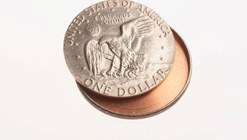 Alat penyembunyian memungkinkan petugas CIA untuk mengirim pesan tanpa kecurigaan. Koin ini mungkin tampak seperti dolar perak Eisenhower, tetapi sebenarnya merupakan alat penyembunyian. Koin ini digunakan untuk menyembunyikan pesan atau film sehingga dapat dikirim secara rahasia. Karena terlihat seperti uang receh biasa, koin ini hampir tidak terdeteksi. Foto: Boredpanda