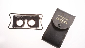 Tampilan stereo menggabungkan dua gambar untuk menciptakan tampilan satu gambar 3-D. Selama Perang Dunia II, juru foto Sekutu menggunakan stereoskop untuk menganalisis foto wilayah musuh yang diambil oleh kamera yang dipasang di pesawat. Tampilan tiga dimensi dimungkinkan menggunakan pasangan gambar stereo. Foto: Boredpanda