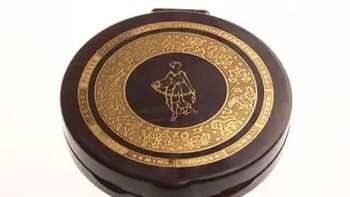 Kode adalah sistem komunikasi di mana kelompok simbol mewakili kata-kata. Kode dapat digunakan untuk keringkasan atau keamanan. Di sini, kode disembunyikan di dalam cermin bedak padat. Dengan memiringkan cermin pada sudut yang tepat, kode akan terungkap. Foto: Boredpanda