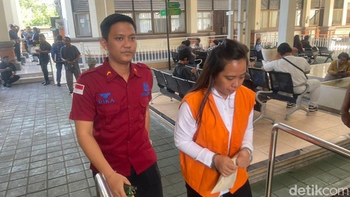 Amanda Eka Sari Mananeke digiring petugas saat sidang di Pengadilan Negeri (PN) Denpasar, Selasa (20/5/2025). (Foto: Ahmad Firizqi Irwan/detikBali)