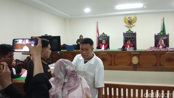 Annar Salahuddin Sampetoding saat menjalani sidang di PN Sungguminasa, Gowa.