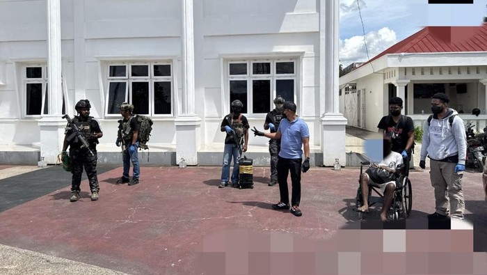 Polisi menyerahkan Aske Mabel, mantan anggota Polres Yalimo yang membelot jadi pimpinan kelompok kriminal bersenjata (KKB) di Yalimo ke Kejaksaan Negeri (Kejari) Wamena, Kabupaten Jayawijaya, Papua Pegunungan.