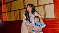 Saat ditemui di Plaza Senayan kemarin, Asmirandah mengaku hendak mengajak putrinya nonton film Lilo & Stitch. (Foto: dok Instagram)