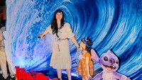 Senyum merekah Asmirandah bergaya dengan latar belakang film Lilo & Stitch. (Foto: dok Instagram)