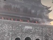 Geger! Atap Menara Genderang di China Runtuh Nyaris Timpa Wisatawan