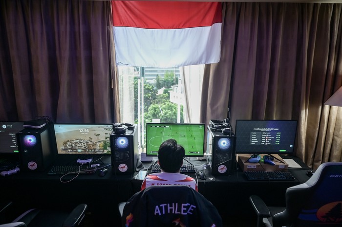 Sejumlah atlet Timnas esports Indonesia berlatih fisik di Pelatnas Esports, Jakarta, Selasa (20/5/2025). Timnas Indonesia akan mengirimkan 24 atlet di empat nomor cabang olahraga esports yaitu Mobile Legends: Bang-Bang Putra dan Putri, Free Fire, FC Online untuk berlaga dalam perhelatan SEA Games ke-33 yang berlangsung pada 7 hingga 19 Desember 2025 di Thailand. ANTARA FOTO/Fauzan/foc.