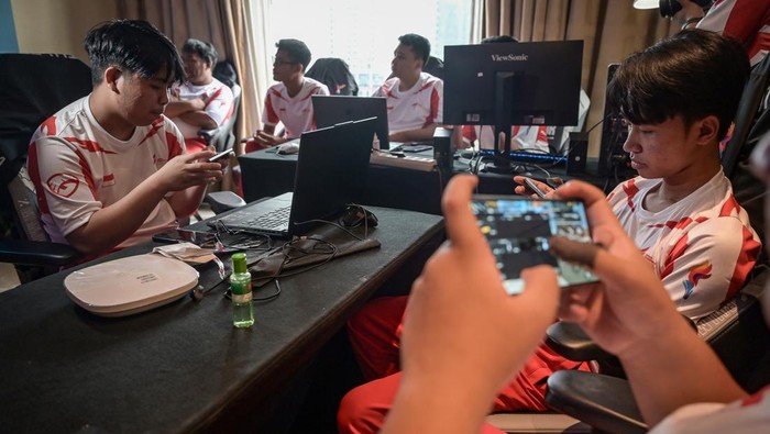 Sejumlah atlet Timnas esports Indonesia berlatih fisik di Pelatnas Esports, Jakarta, Selasa (20/5/2025). Timnas Indonesia akan mengirimkan 24 atlet di empat nomor cabang olahraga esports yaitu Mobile Legends: Bang-Bang Putra dan Putri, Free Fire, FC Online untuk berlaga dalam perhelatan SEA Games ke-33 yang berlangsung pada 7 hingga 19 Desember 2025 di Thailand. ANTARA FOTO/Fauzan/foc.