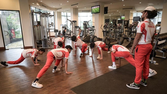 Sejumlah atlet Timnas esports Indonesia berlatih bentuk di Pelatnas Esports, Jakarta, Selasa (20/5/2025). Timnas Indonesia bakal mengirimkan 24 atlet di empat nomor bagian olahraga esports ialah Mobile Legends: Bang-Bang Putra dan Putri, Free Fire, FC Online untuk berkompetensi dalam perhelatan SEA Games ke-33 nan berjalan pada 7 hingga 19 Desember 2025 di Thailand. ANTARA FOTO/Fauzan/foc.