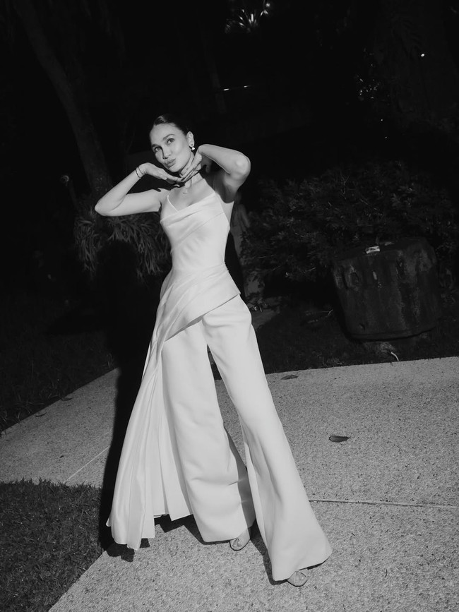 Jumpsuit tampak unik berkat sentuhan drapery asimetris yang tampak membungkus tubuh Luna Maya dari dada, torso hingga pinggang yang dibuat tampak ‘jatuh’ dengan anggun. Foto: Instagram/@lunamaya @iluminen