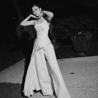 Jumpsuit tampak unik berkat sentuhan drapery asimetris yang tampak membungkus tubuh Luna Maya dari dada, torso hingga pinggang yang dibuat tampak ‘jatuh’ dengan anggun. Foto: Instagram/@lunamaya @iluminen