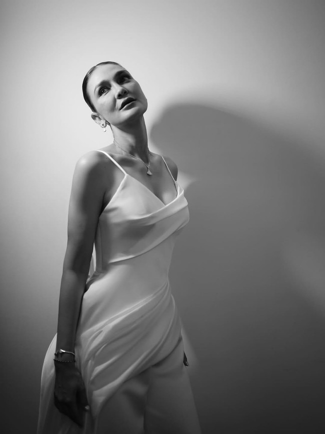 Berlanjut ke after party, masih dari koleksi Hian Tjen, adalah jumpsuit dengan gaya mewah kontemporer. Foto: Instagram/@lunamaya @iluminen