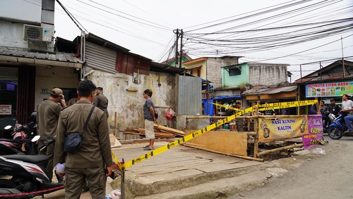 Bangunan liar di sekitar Pasar Ciluar, Bogor ditertibkan.