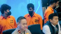 Menurut kepolisian, grup tersebut memiliki ribuan anggota. Keenam pelaku yang ditangkap memiliki peran sebagai pengelola grup, pengunggah konten, hingga penyebar foto dan video ilegal.