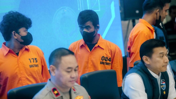 Direktorat Tindak Pidana Siber Bareskrim Polri berhasil membongkar kasus grup Facebook bertema menyimpang bernama Fantasi Sedarah dan Suka Duka. Pengungkapan kasus ini diumumkan langsung dari Mabes Polri, Jakarta, Rabu (21/5/2025).