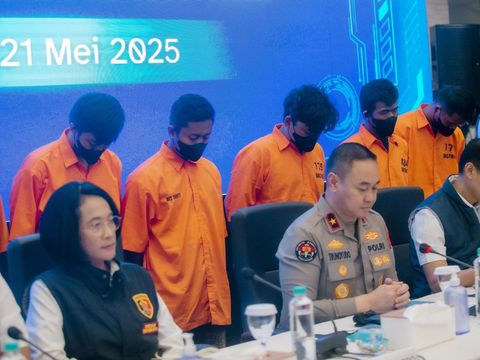 Direktorat Tindak Pidana Siber Bareskrim Polri berhasil membongkar kasus grup Facebook bertema menyimpang bernama Fantasi Sedarah dan Suka Duka. Pengungkapan kasus ini diumumkan langsung dari Mabes Polri, Jakarta, Rabu (21/5/2025).