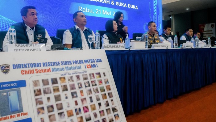 Direktorat Tindak Pidana Siber Bareskrim Polri berhasil membongkar kasus grup Facebook bertema menyimpang bernama Fantasi Sedarah dan Suka Duka. Pengungkapan kasus ini diumumkan langsung dari Mabes Polri, Jakarta, Rabu (21/5/2025).