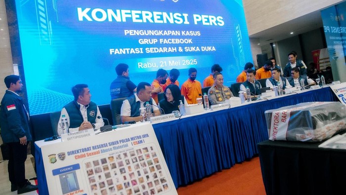 Direktorat Tindak Pidana Siber Bareskrim Polri berhasil membongkar kasus grup Facebook bertema menyimpang bernama Fantasi Sedarah dan Suka Duka. Pengungkapan kasus ini diumumkan langsung dari Mabes Polri, Jakarta, Rabu (21/5/2025).