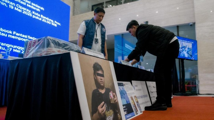 Direktorat Tindak Pidana Siber Bareskrim Polri berhasil membongkar kasus grup Facebook bertema menyimpang bernama Fantasi Sedarah dan Suka Duka. Pengungkapan kasus ini diumumkan langsung dari Mabes Polri, Jakarta, Rabu (21/5/2025).