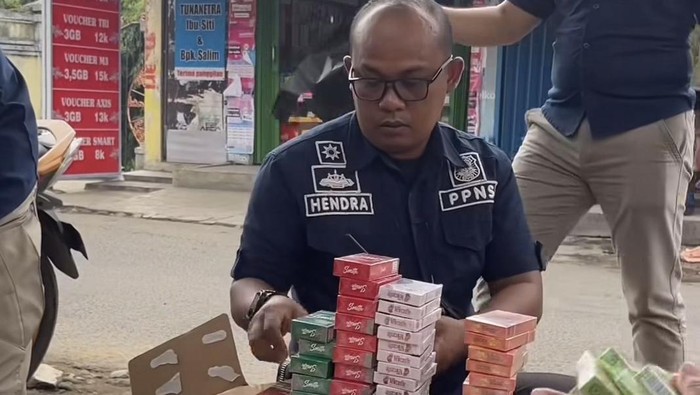 Bea Cukai menyita ribuan batang rokok tanpa pita cukai di warung kelontong Kota Bogor.