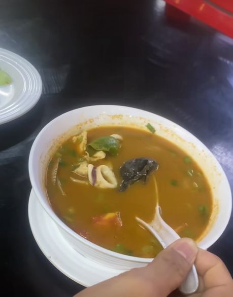 Beli Tom Yum Dapat Bonus Kodok, Wanita Ini Langsung Trauma