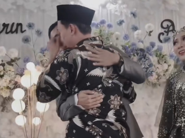 Beredar video viral, seorang pria datang ke acara pernikahan mantan pacarnya dan memberikan ucapan di atas pelaminan. Seperti apa kisah lengkapnya?